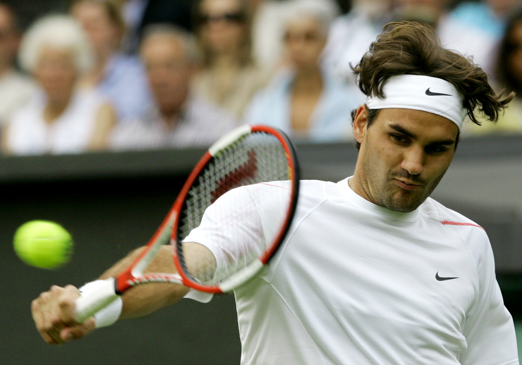 2006: Roger Federer wins record 42nd straight grass-court match